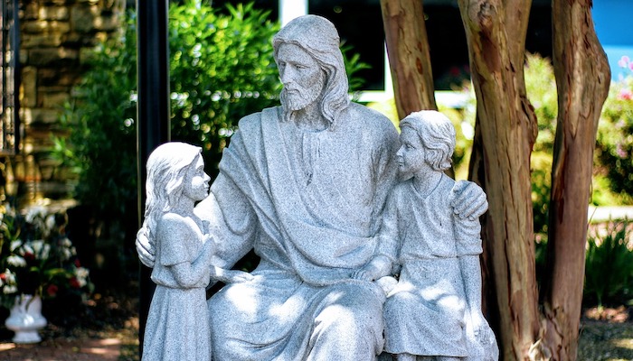 Statue représentant Jésus avec des enfants